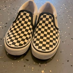 Cute black and white checkers vans! Size 4 in kids